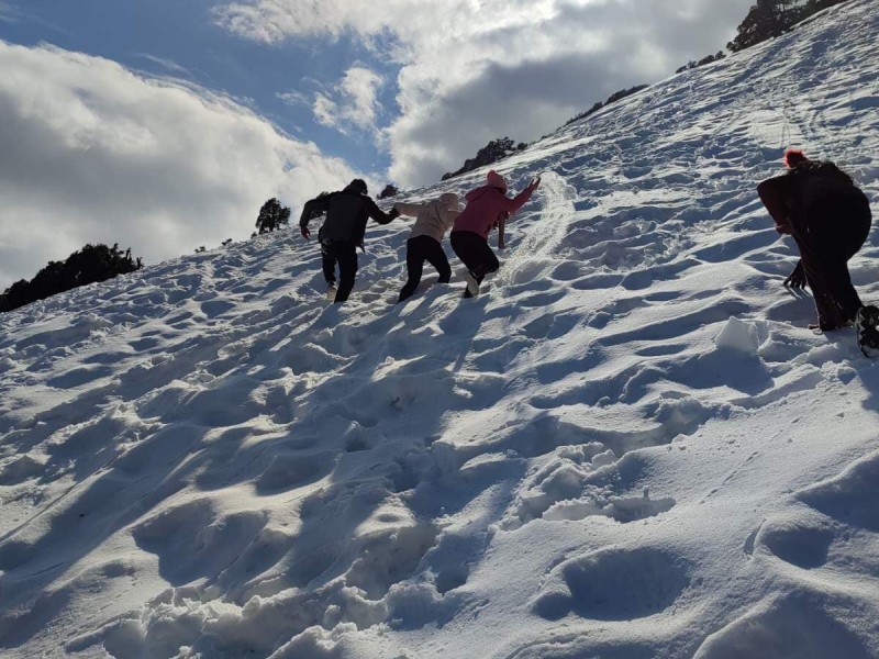 तनहुँको अग्लो डाँडा छिम्केश्वरीमा हिमपात